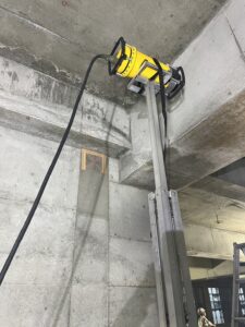 愛知県内の高校における高所壁へのコア抜き工事（X線検査実施）