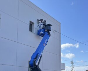 安全第一！高所作業車とX線探査による郵便局の外壁コア抜き施工